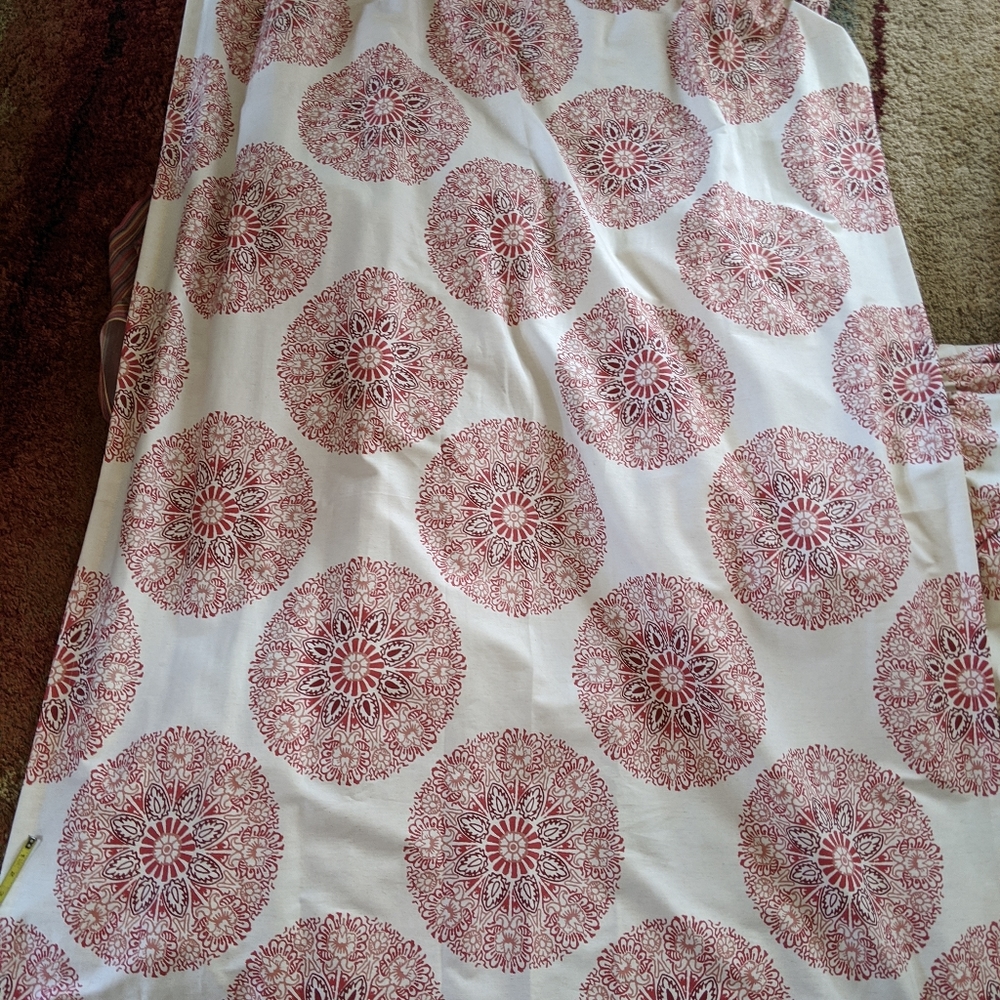 Curtains: Reds/Cream